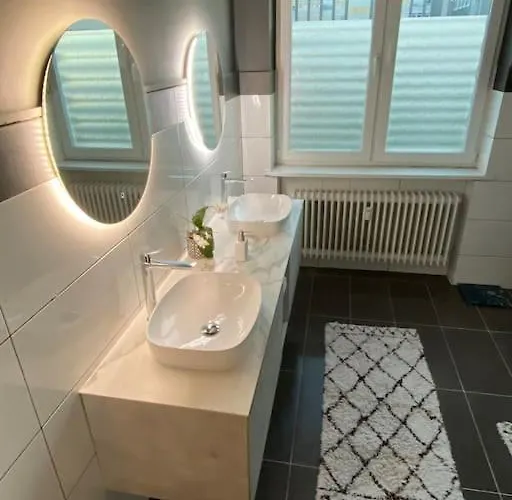 Sued- 5 Zimmer_15 Personen _ Komplett_eingerichtet Appartement *
